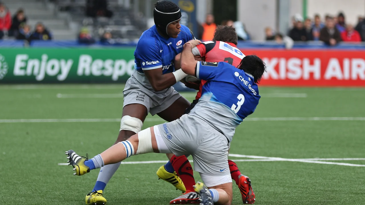 Maro Itoje jugando para la selección de Inglaterra de rugby.