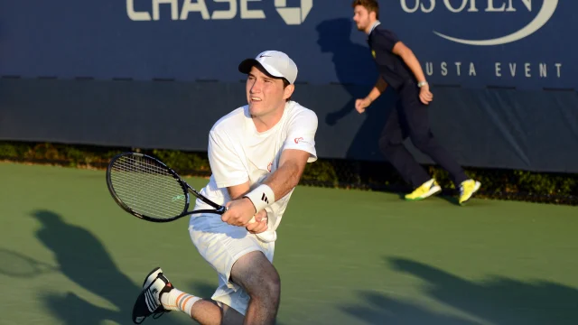 Joe Salisbury celebrando un punto durante un partido de dobles en el US Open.