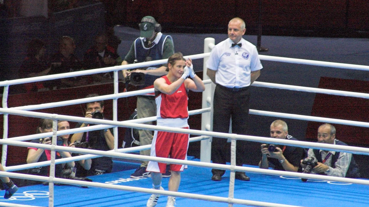 Katie Taylor durante una pelea de boxeo, con sus guantes en guardia.