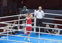 Katie Taylor durante una pelea de boxeo, con sus guantes en guardia.
