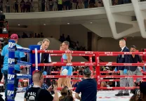 Katie Taylor celebrando en el ring tras una victoria.