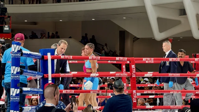 Katie Taylor celebrando en el ring tras una victoria.