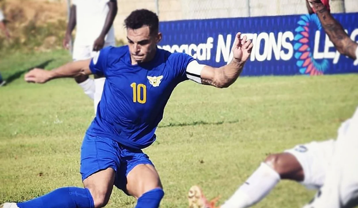 Kurt Herd dirigiendo a la selección de Dominica desde la banda de cancha.