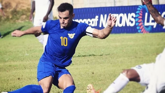 Kurt Herd dirigiendo a la selección de Dominica desde la banda de cancha.
