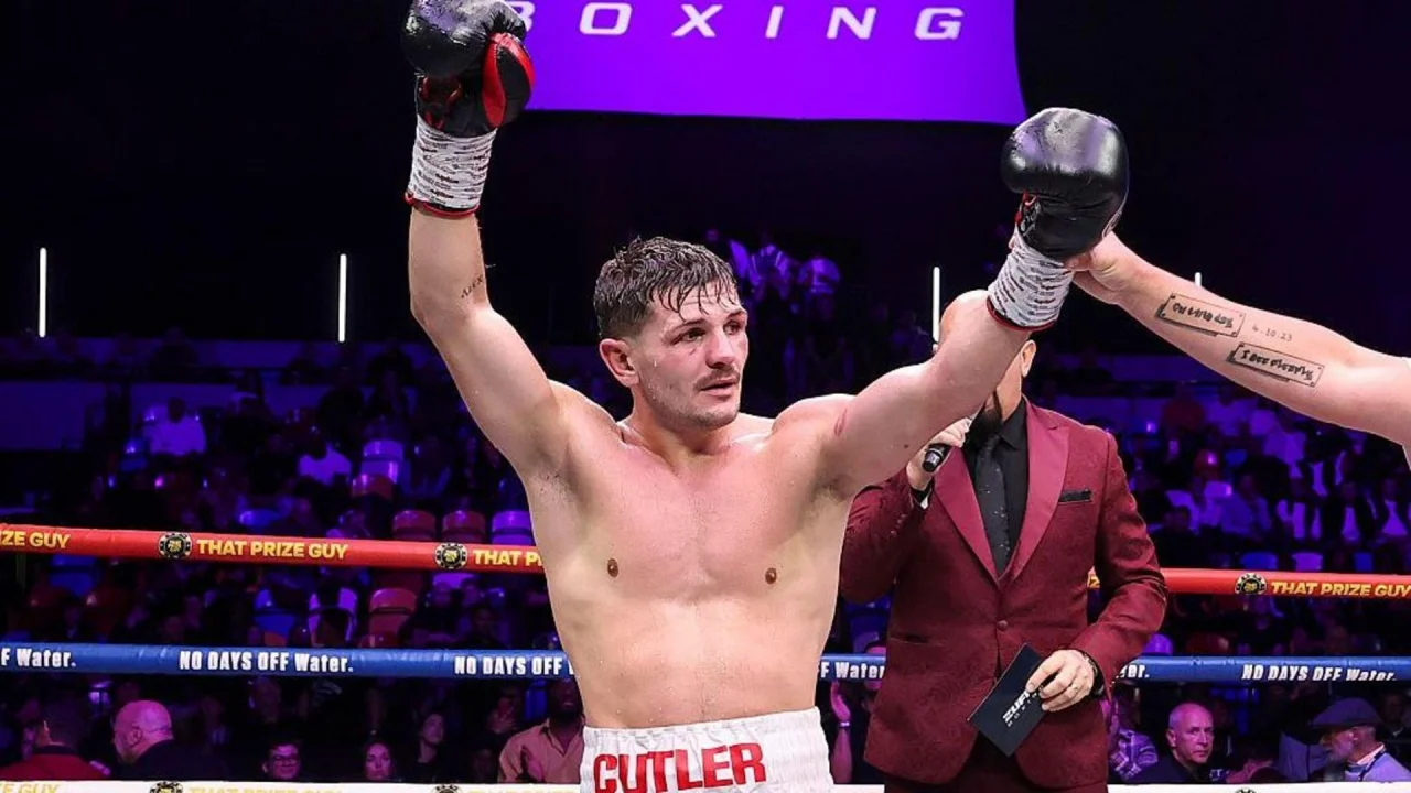 Lee Cutler celebrando una victoria en el cuadrilátero.