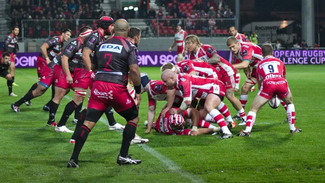Lewis Ludlow con la camiseta de Gloucester durante un partido de rugby.