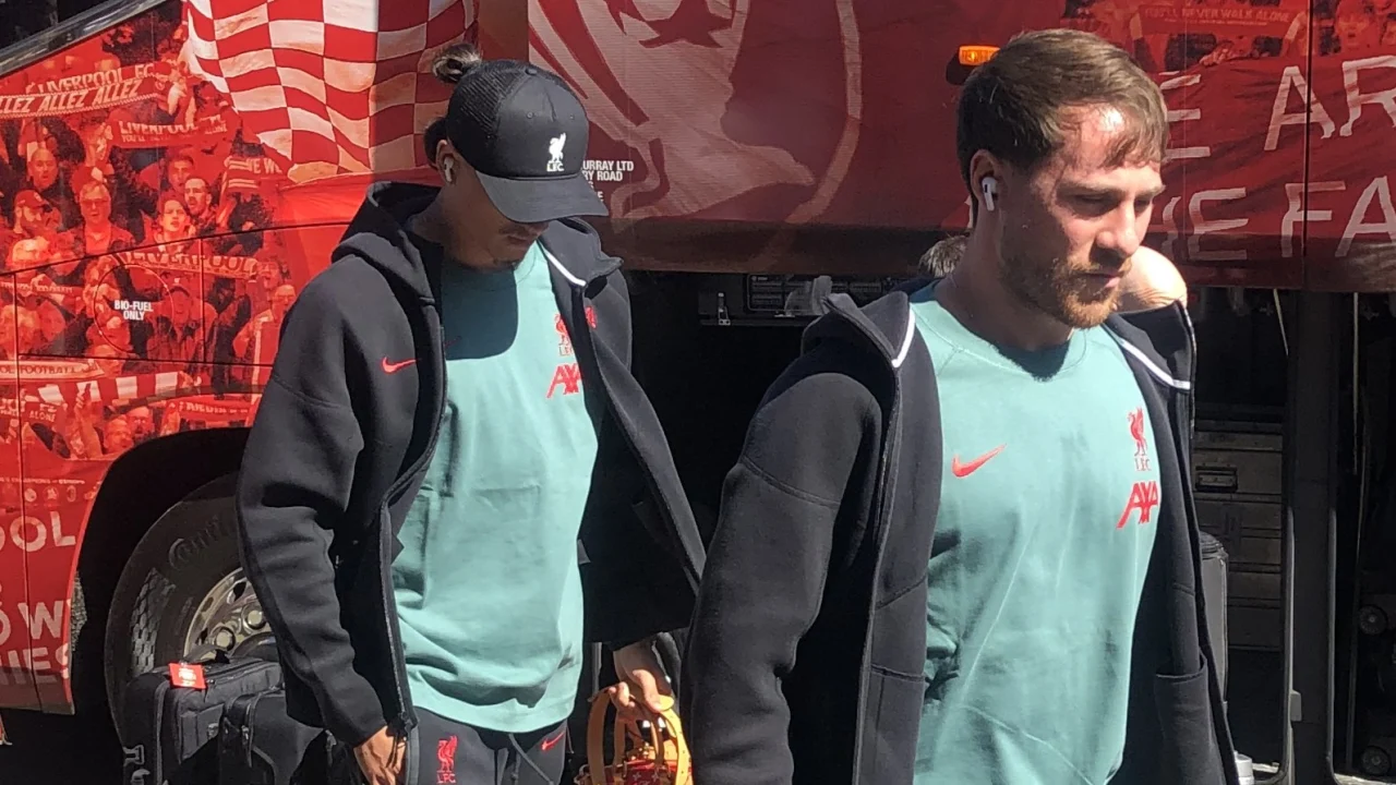 Alexis Mac Allister con la camiseta de Liverpool durante un partido de la Premier League.