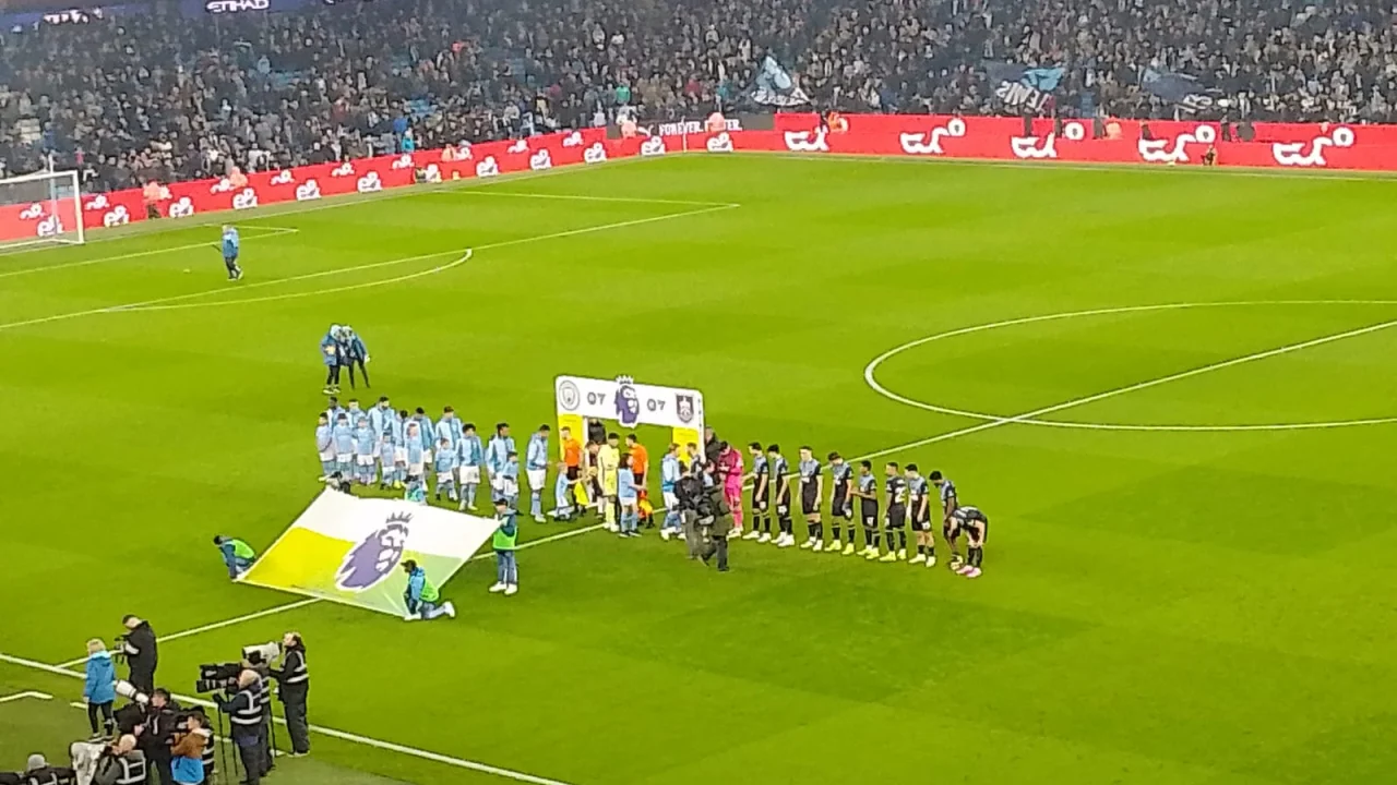 Jugadores del Manchester City celebrando un gol en un partido de la Premier League.