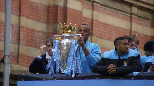 Jugadores del Manchester City celebrando con un trofeo de la Premier League