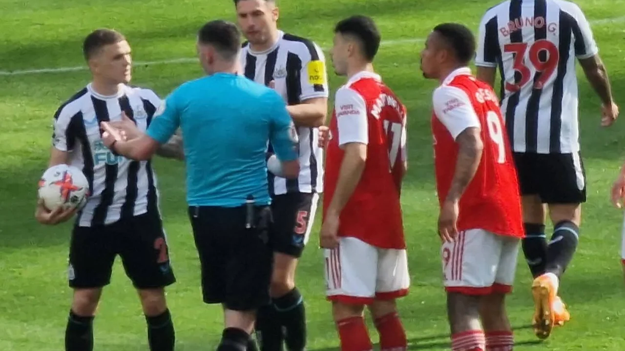 Gabriel Martinelli vistiendo la camiseta de Arsenal durante un partido.