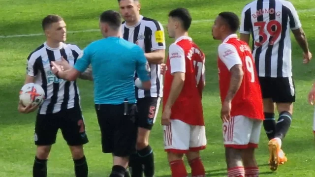Gabriel Martinelli vistiendo la camiseta de Arsenal durante un partido.