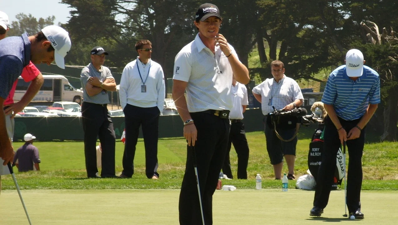 Rory McIlroy celebrando un águila en el hoyo 18 del campo de Wentworth durante el BMW PGA Championship.