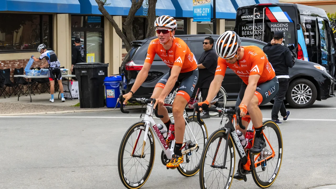 Brandon McNulty con el maillot arcoíris de campeón mundial de ciclismo en ruta tras su victoria en Montreal.