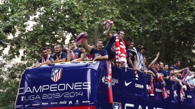 Diego Simeone dirigiendo al Atletico Madrid desde la banda de un estadio.
