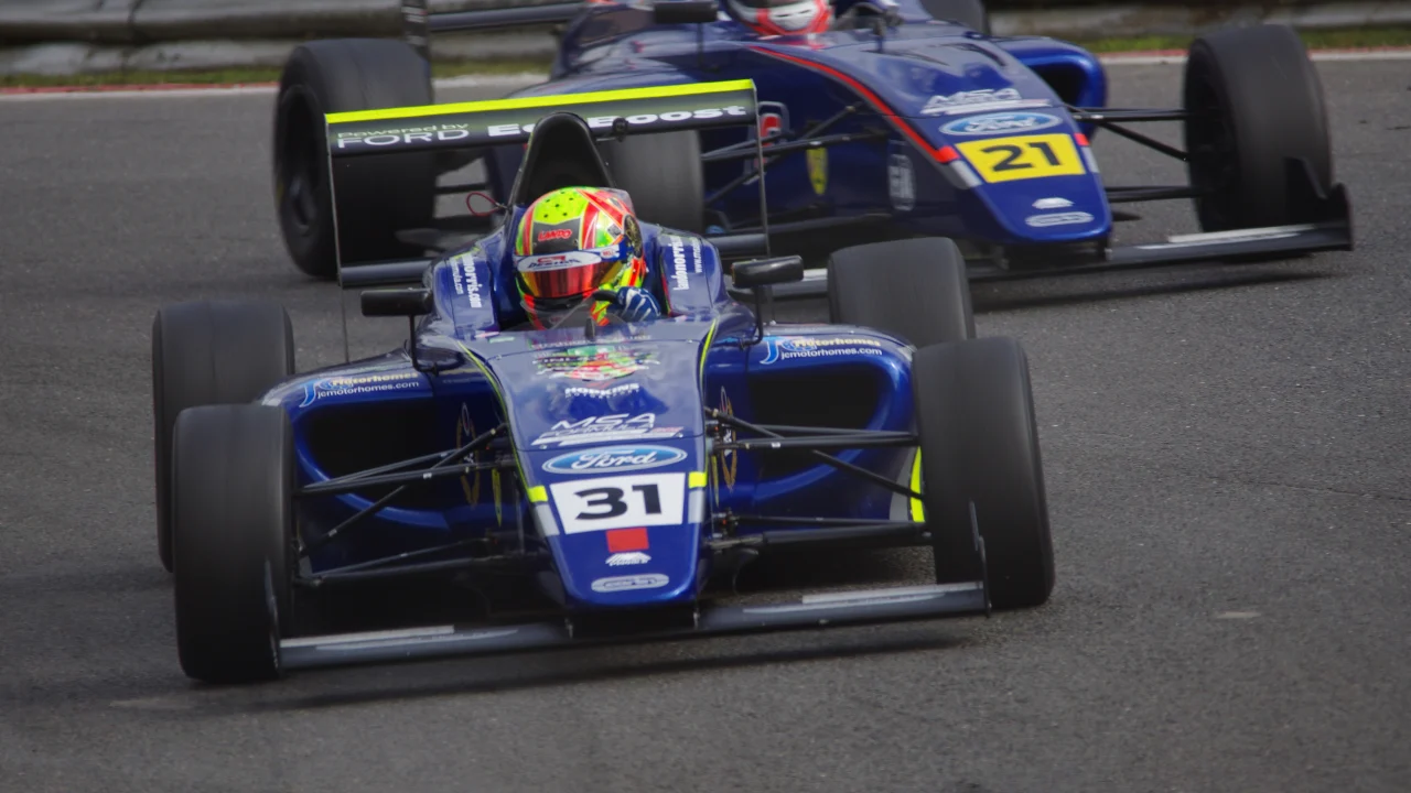 Franco Colapinto con el buzo de Alpine en un circuito de Fórmula 1