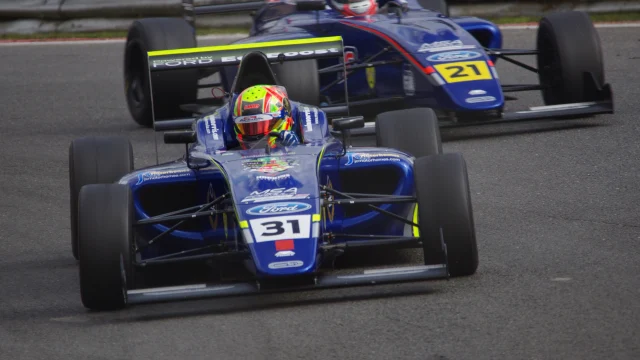 Franco Colapinto con el buzo de Alpine en un circuito de Fórmula 1