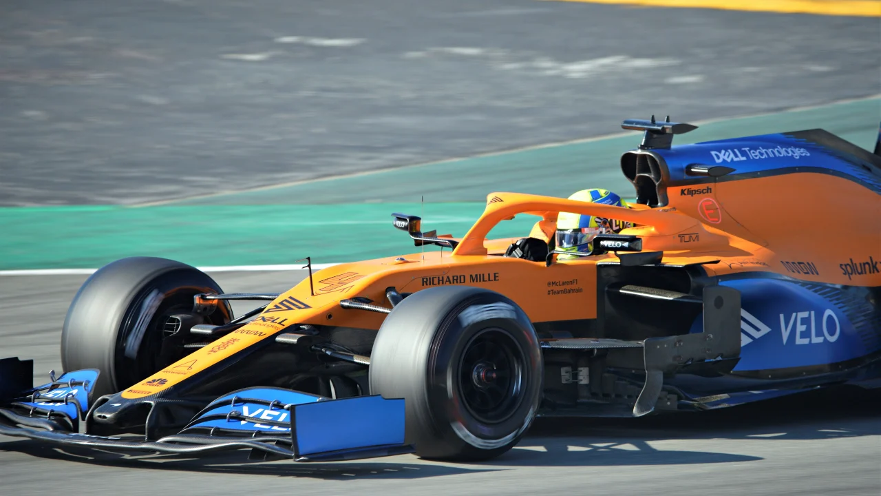 Lando Norris con el uniforme de McLaren en un circuito de Fórmula 1.