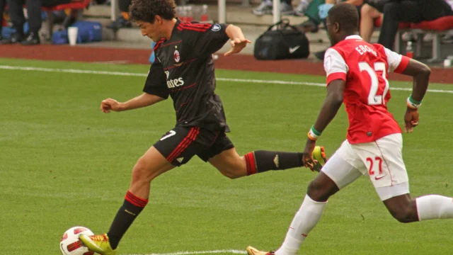 Alexandre Pato con la camiseta de AC Milan durante un partido de la Serie A italiana.