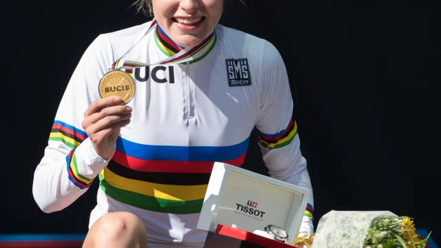 Tom Pidcock levanta su bicicleta al cruzar la meta en el Campeonato Mundial de Mountain Bike en Val di Sole.