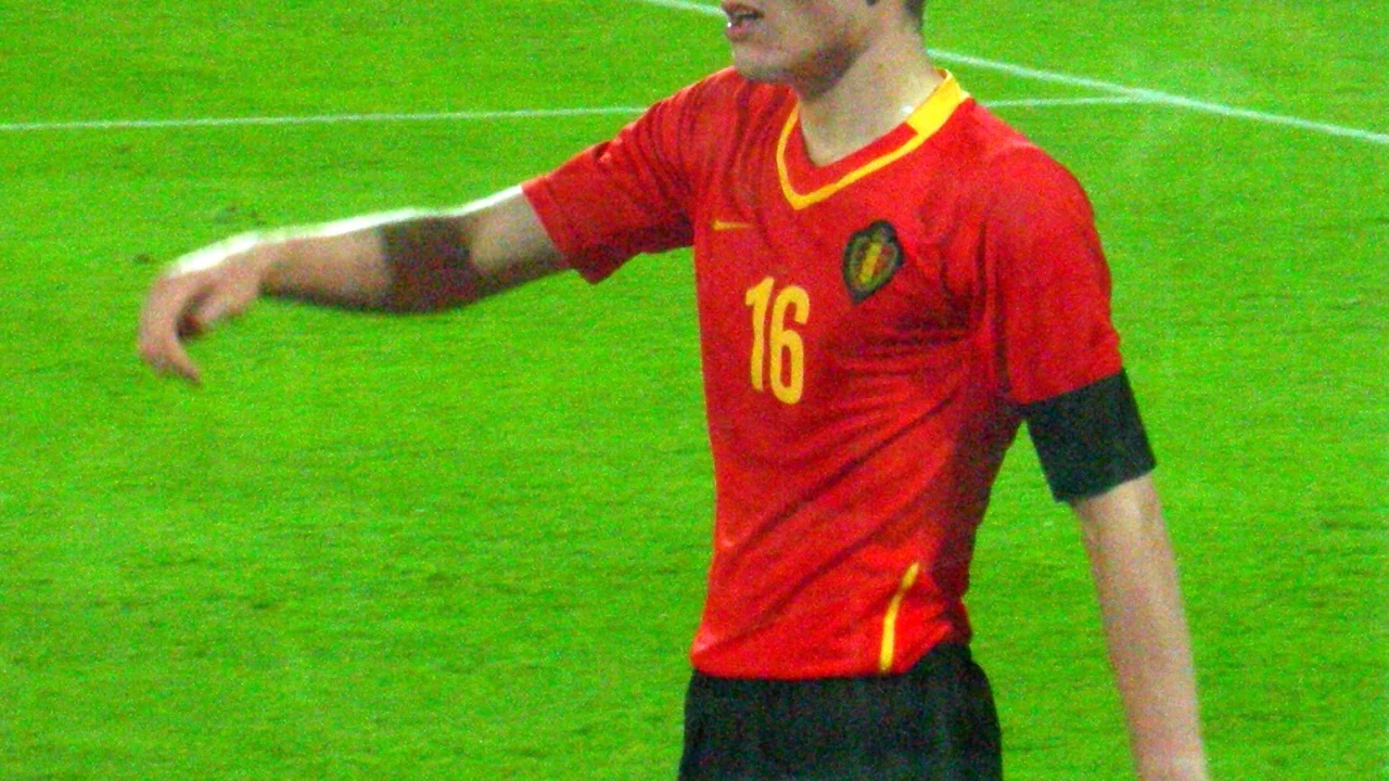Sebastien Pocognoli, entrenador de la selección de Escocia, observando un partido desde la banda.