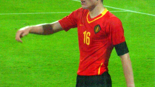 Sebastien Pocognoli, entrenador de la selección de Escocia, observando un partido desde la banda.