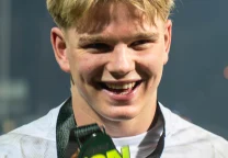 Henry Pollock con la camiseta de Northampton Saints durante un partido de rugby.