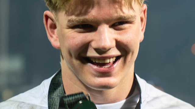 Henry Pollock con la camiseta de Northampton Saints durante un partido de rugby.