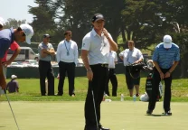 Aaron Rai ejecuta un golpe durante una ronda del BMW PGA Championship en Wentworth.