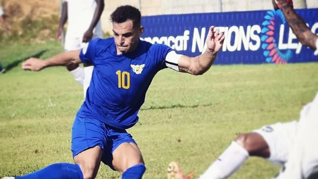 Aedan Scipio, delantero de la selección de Anguila, con sus largas rastas atadas a la cintura durante un partido.