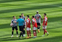 Bruno Guimaraes celebra su gol con la camiseta de Arsenal durante un partido de la Premier League.