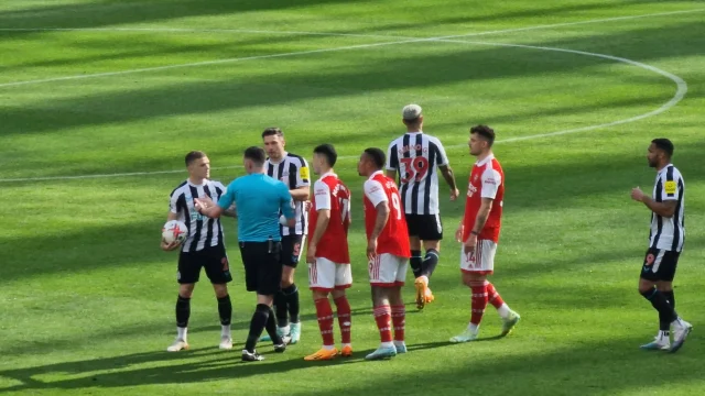 Bruno Guimaraes celebra su gol con la camiseta de Arsenal durante un partido de la Premier League.