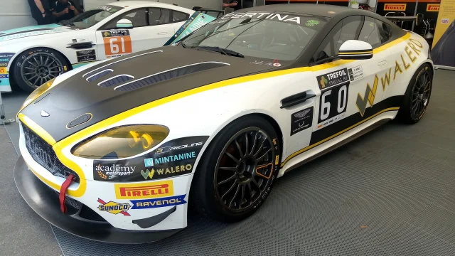 Tom McCullough, ingeniero británico de Fórmula 1, junto al equipo Aston Martin en el garaje.