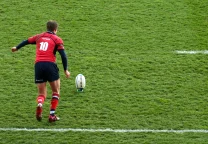 Ronan O'Gara, entrenador de La Rochelle, durante un partido de rugby en el estadio del club francés.