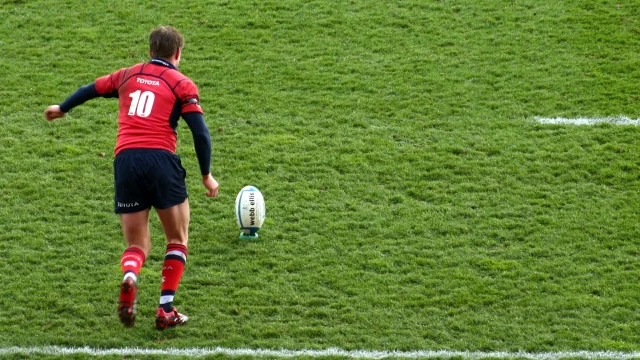 Ronan O'Gara, entrenador de La Rochelle, durante un partido de rugby en el estadio del club francés.
