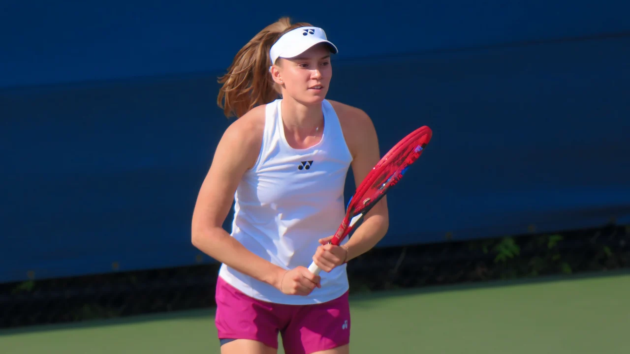 Elena Rybakina ejecuta un golpe de derecha durante un partido del US Open en Nueva York.