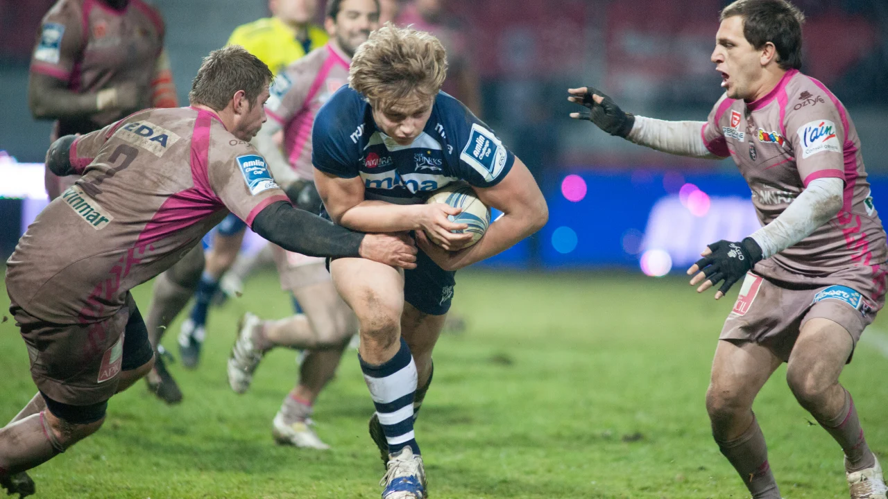Joe Carpenter, fullback de Sale Sharks, con la pelota en la mano durante un partido de rugby.