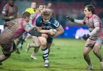 Joe Carpenter, fullback de Sale Sharks, con la pelota en la mano durante un partido de rugby.