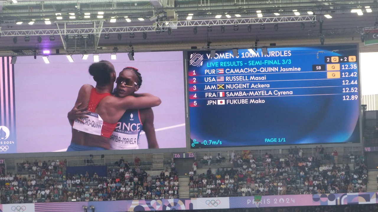 Cyrena Samba-Mayela compitiendo en los 100 metros vallas durante los Juegos Olímpicos de París 2024.