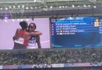 Cyrena Samba-Mayela compitiendo en los 100 metros vallas durante los Juegos Olímpicos de París 2024.