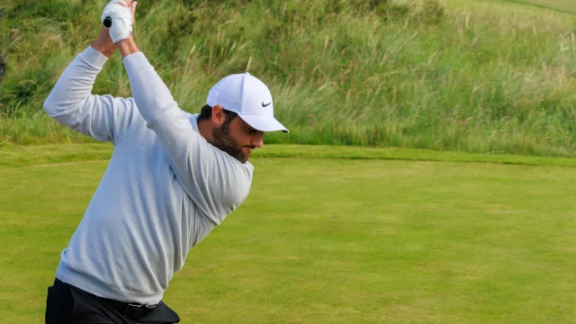 Scottie Scheffler levanta el trofeo del Tour Championship tras consagrarse campeón de la FedEx Cup.