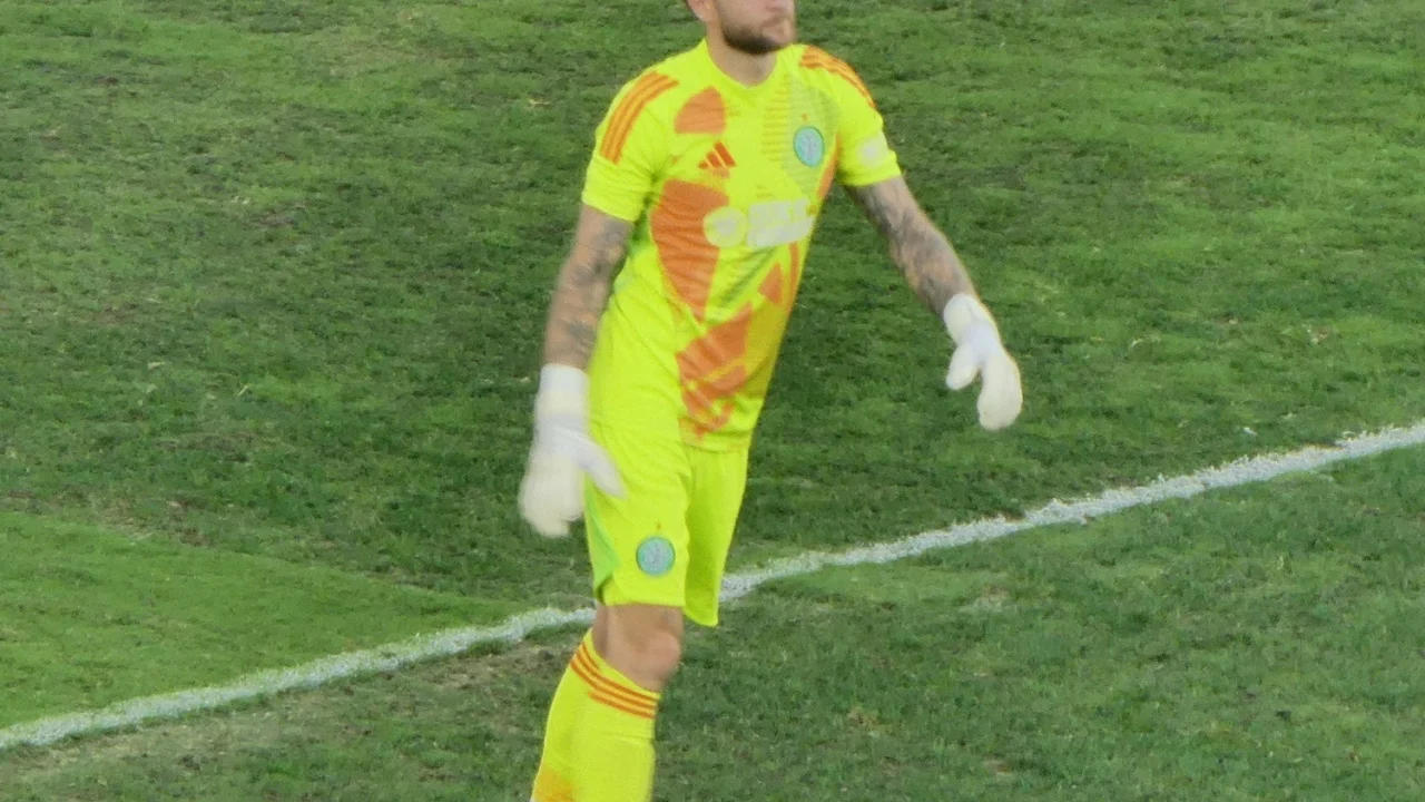 Scott Bain atajando durante un partido con Falkirk.