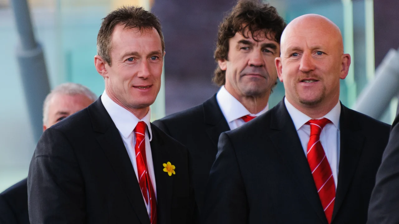 Shaun Edwards, entrenador de defensa inglés, durante una sesión de entrenamiento con las Red Roses de Inglaterra.