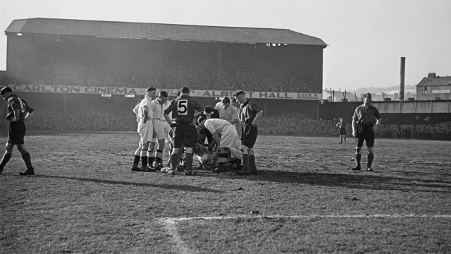 Jugadores de Swansea City y Wrexham disputan un partido de la Championship en un estadio de fútbol.