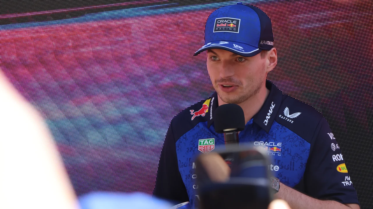Max Verstappen con el uniforme de Red Bull Racing en un karting durante un evento en Silverstone