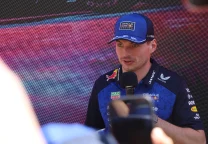 Max Verstappen con el uniforme de Red Bull Racing en un karting durante un evento en Silverstone