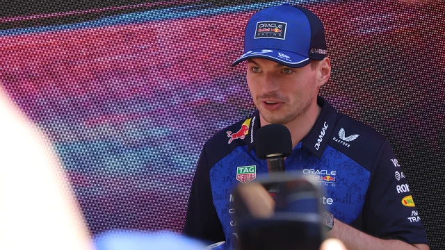 Max Verstappen con el uniforme de Red Bull Racing en un karting durante un evento en Silverstone
