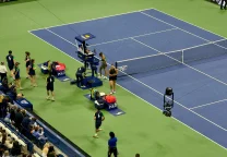 Zheng Qinwen celebra un punto durante un partido en el US Open.