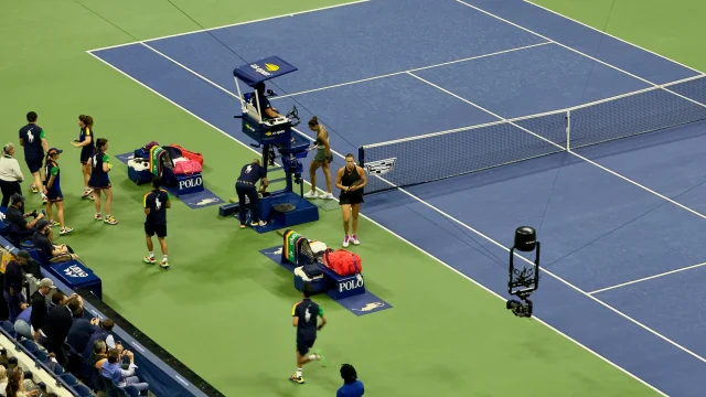 Zheng Qinwen celebra un punto durante un partido en el US Open.