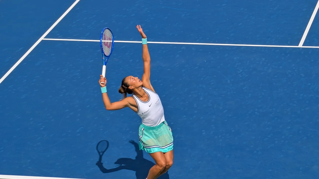 Zheng Qinwen celebra su victoria en el US Open tras remontar un match point ante Madison Keys.