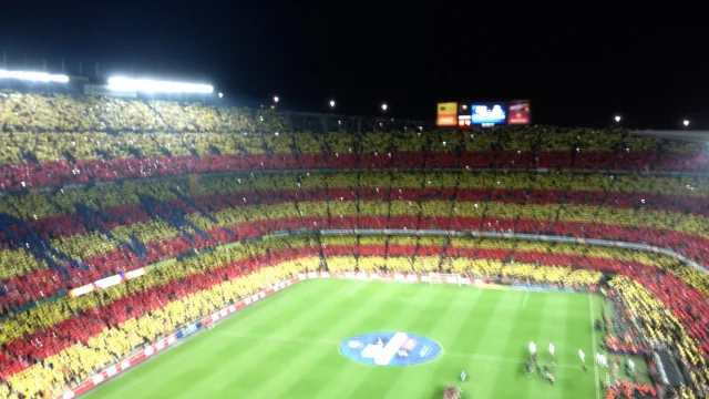 Jugadores del Barcelona y del Real Madrid disputando el clásico en el Camp Nou